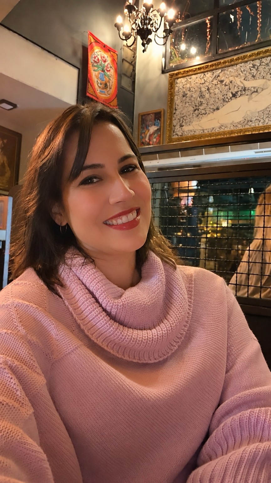Larissa Barreto em ambiente interno, usando blusa rosa